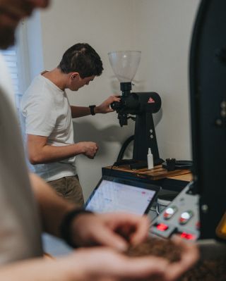 Ladíme nové kávy 🔥☕ Minulý týden dorazily do našeho skladu 2 nové kávy a my teď ladíme pražící profily, abychom z nich...