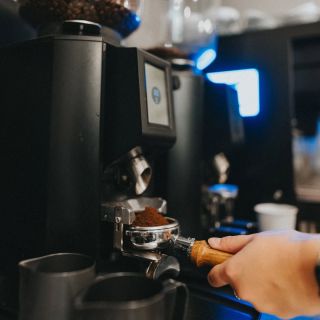 Obě nové kávy budou stát za to! 🤞🏻 Dneska jsme testovali Peru na espresso a už se nemůžeme dočkat, až ji pustíme ven a ty...