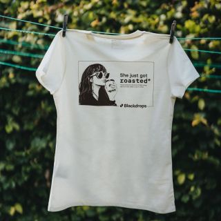 Zroustíme i tebe?! ☕☀️ Doplnili jsme zásoby triček "She just got roasted" na náš e-shop 💥 Taky se bojíš, že budeš mít bílé...